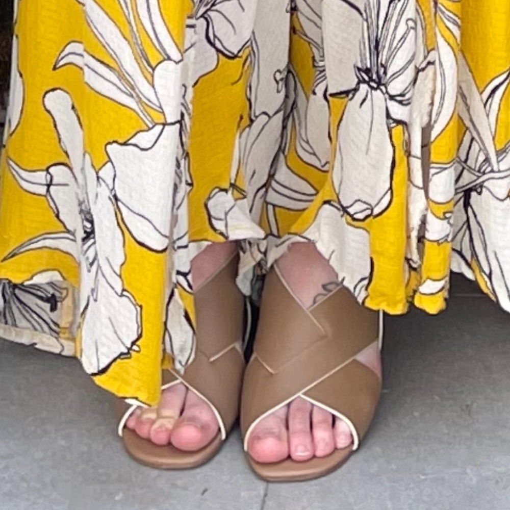 Heels with criss cross toe strap and striped thick heel